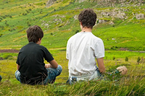 Two boys looking at a beautiful view — Stock Photo, Image