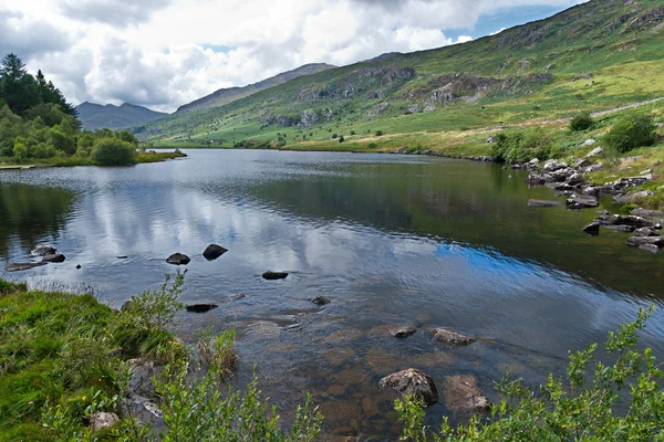 Lago em Snowdonia com vista para Snowdon — Fotografia de Stock