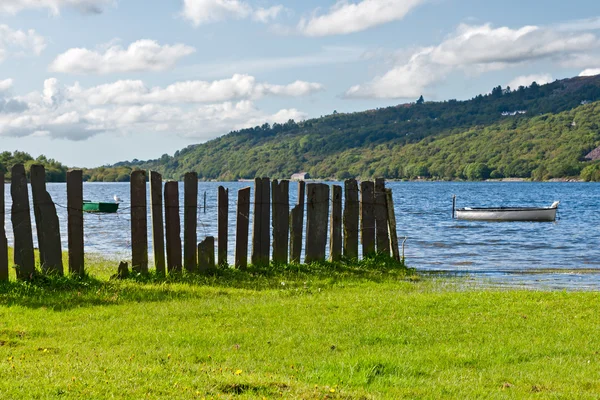 Довольно вид на озеро Лламберрис в Сноудонии, Уэльс — стоковое фото