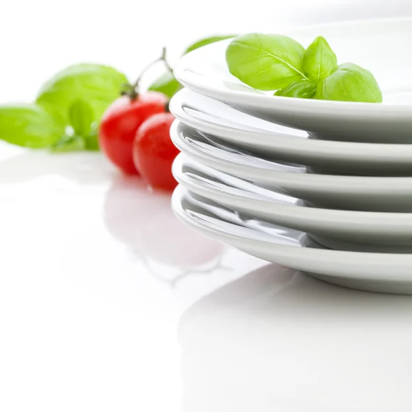 Bílé talíře na stole — Stock fotografie