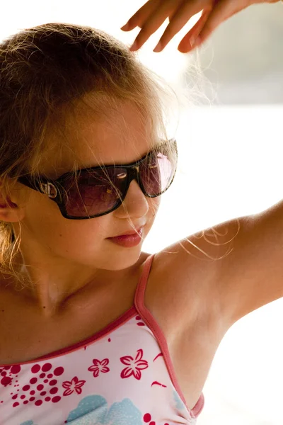 Jong meisje met grote bril in zonlicht — Stockfoto