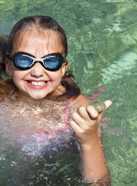 Junges Mädchen hat Spaß beim Schwimmen im Meer — Stockfoto
