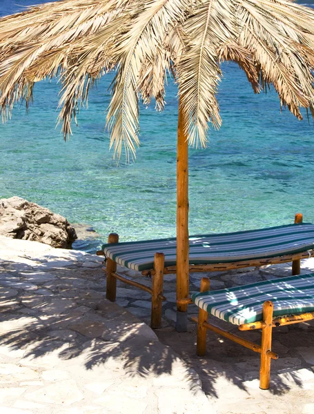 Beach Umbrella and two beach chairs — Stock Photo, Image