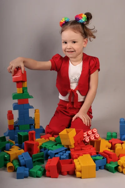 Dívka v jasných kostým hraní lego — Stock fotografie