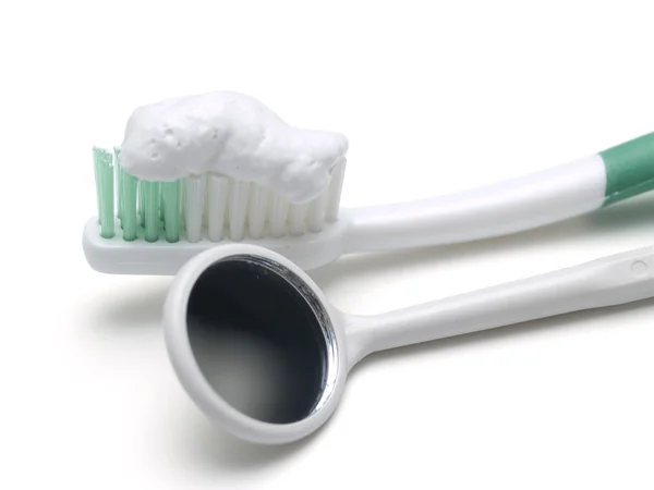 Tandenborstel en spiegel — Stockfoto
