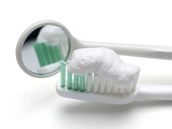 Zahnbürste und Spiegel — Stockfoto