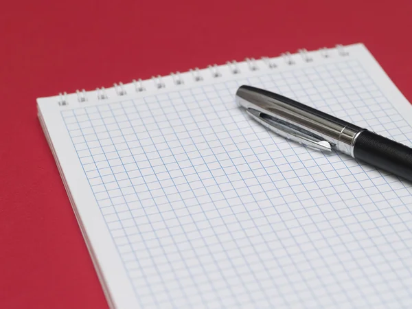 Stift auf Zettel — Stockfoto