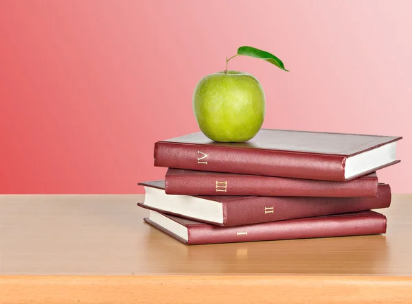Green apple on books — Stockfoto