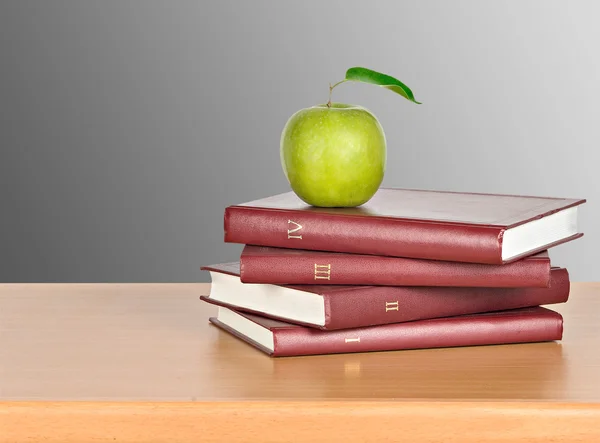 Apfel und Bücher — Stockfoto