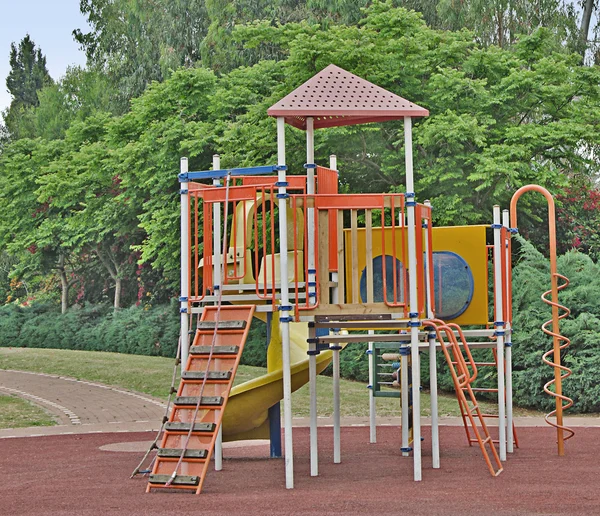 Παιδική χαρά πολύχρωμο δημόσια σε έναν κήπο — Φωτογραφία Αρχείου