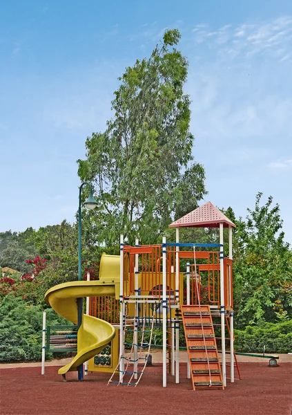 Une aire de jeux publique colorée dans un jardin — Photo