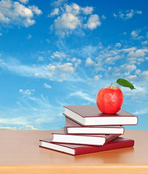Rött äpple och böcker — Stockfoto