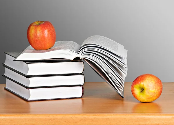 Μήλο στο σωρό των βιβλίων — Φωτογραφία Αρχείου