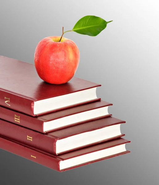 赤いリンゴ、書籍 — ストック写真