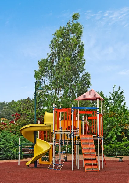Un colorido parque público en un jardín —  Fotos de Stock