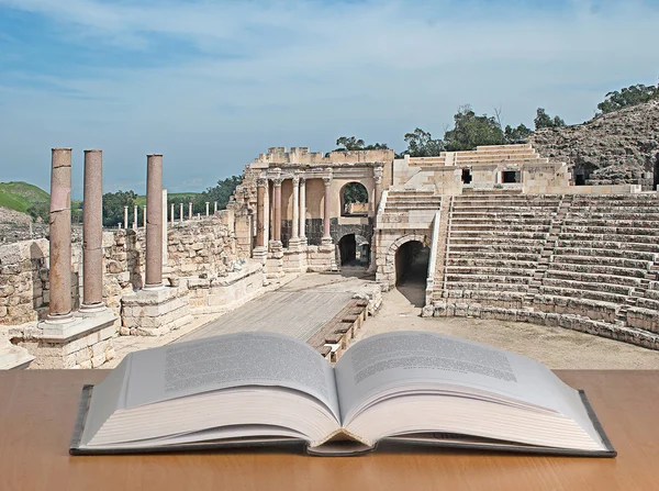 罗马剧院的废墟 — 图库照片