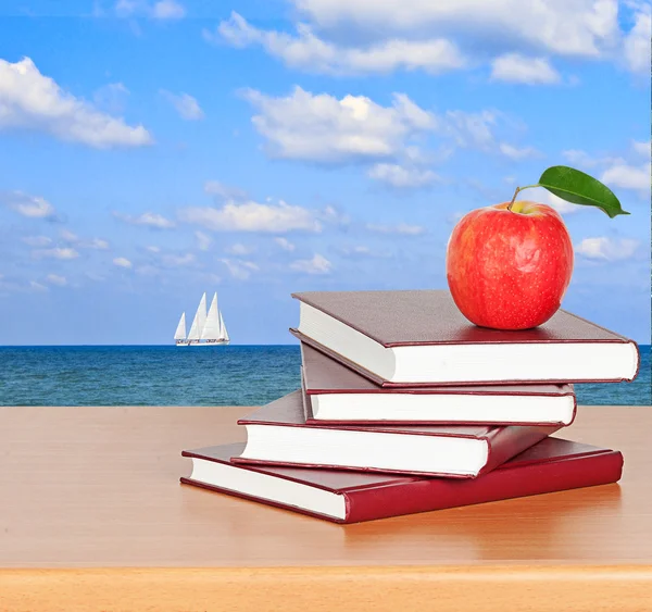 Rode appel op boek — Stockfoto