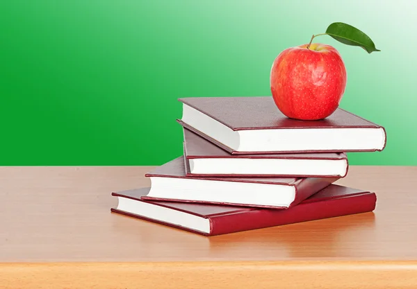 Czerwone jabłko na książki — Zdjęcie stockowe