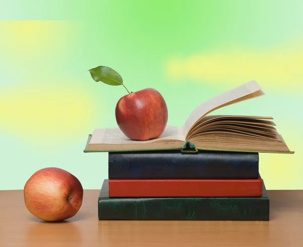 Rote Äpfel und aufgeschlagenes Buch — Stockfoto