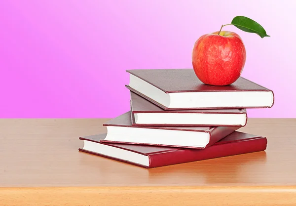 Κόκκινο μήλο στα βιβλία — Φωτογραφία Αρχείου