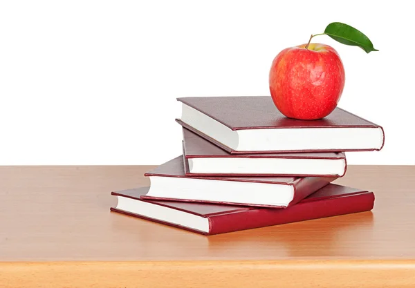 Rött äpple på bok — Stockfoto