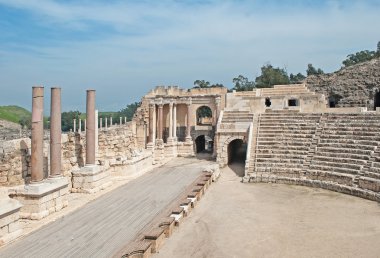 Roma tiyatrosunun kalıntıları.