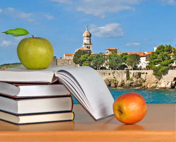 Green apple on books — Stockfoto