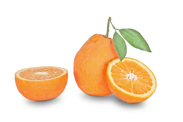 Naranjas y secciones aisladas sobre fondo blanco —  Fotos de Stock