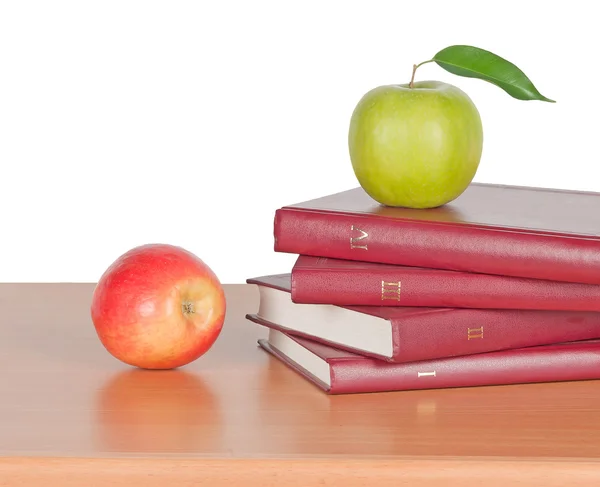 Μήλο και βιβλία στο γραφείο — Φωτογραφία Αρχείου