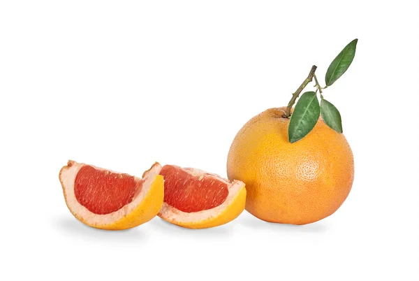 Zblízka grapefruitu a segmenty izolovaných na bílém pozadí — Stock fotografie