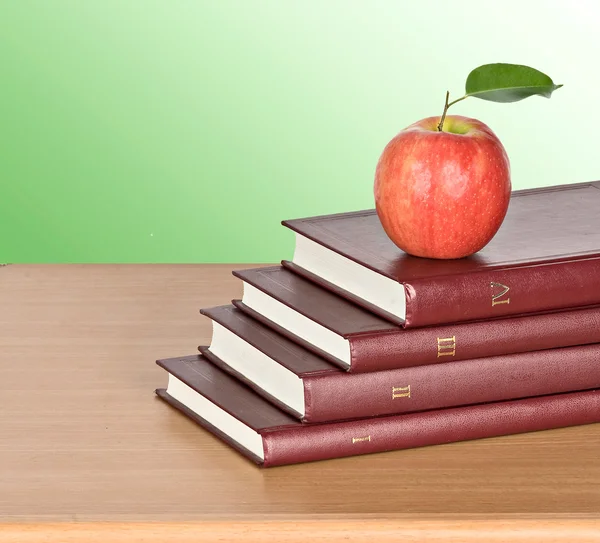 Książki i jabłka — Zdjęcie stockowe