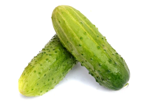 Twee komkommers geïsoleerd op witte achtergrond — Stockfoto