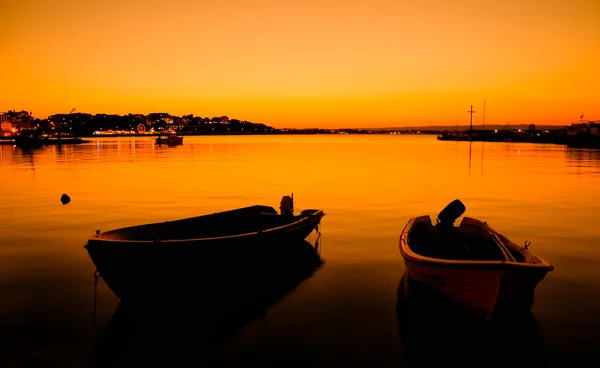 Calmo paesaggio marino con due barche — Foto Stock