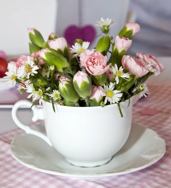 Flores en una taza —  Fotos de Stock