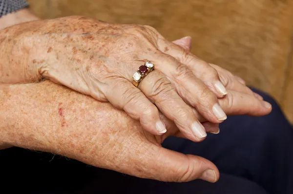 손을 잡고 오래 된 커플 — 스톡 사진