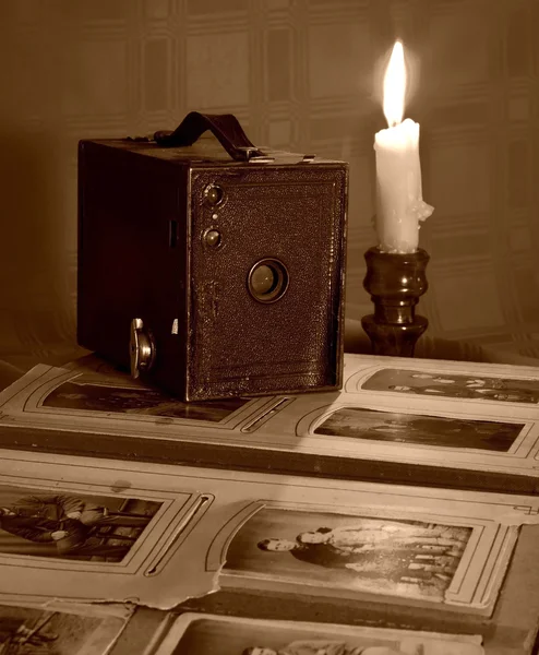 Câmera antiga e álbum à luz de velas — Fotografia de Stock