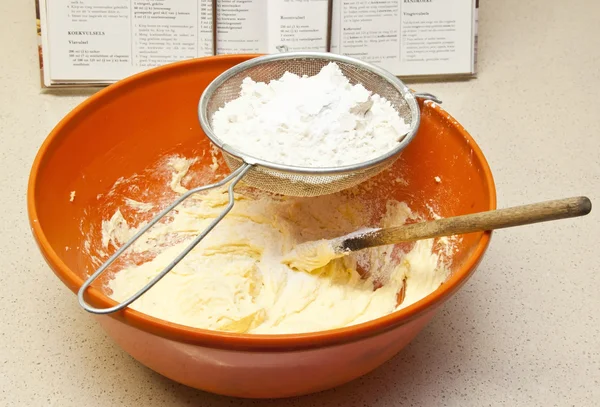 Hornear pan en un tazón mezclando harina — Foto de Stock