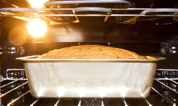 Hornear pan en el horno —  Fotos de Stock