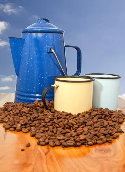 Coffee kettle cups and beans with blue background — Stock Photo, Image