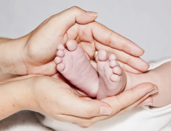 stock image Mother holding two feet of baby