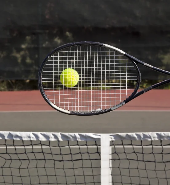 Раке с теннисным мячом на корте — стоковое фото