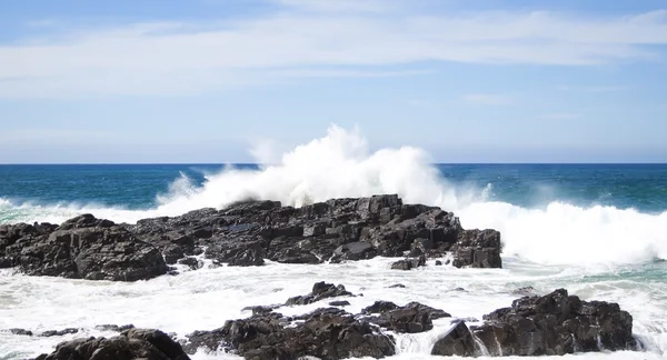 Bølger styrter ned over klipper - Stock-foto