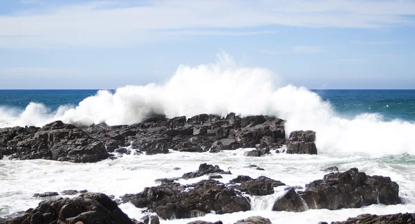 Bølger styrter ned over klipper - Stock-foto