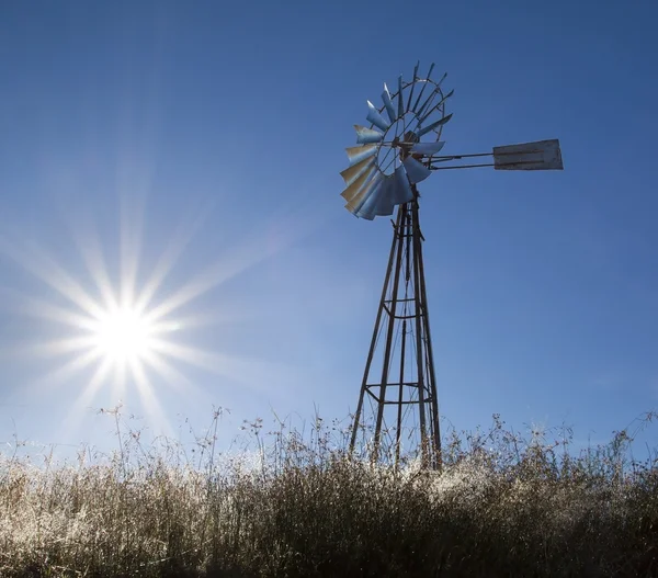 Moinho de vento com sol nascente — Fotografia de Stock