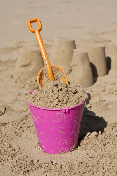 Κουβά και το όνομά τους στην άμμο στην παραλία — Φωτογραφία Αρχείου