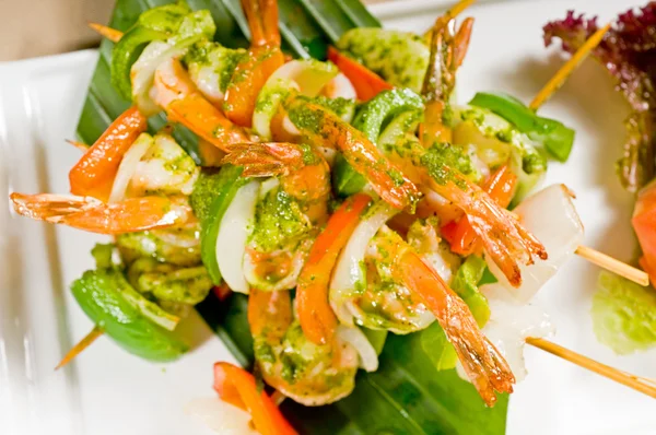 虾和蔬菜烤串 — 图库照片