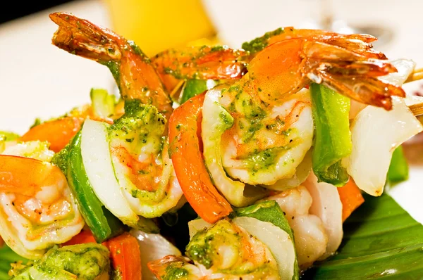 Shrimps and vegetables skewers Royalty Free Stock Images