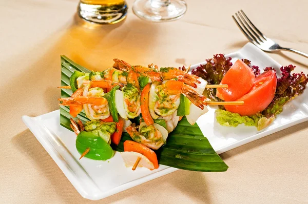 Shrimps and vegetables skewers — Stock Photo, Image