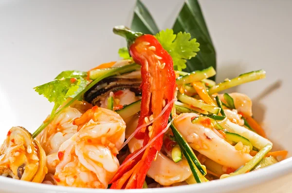 Frische Meeresfrüchte thailändischer Salat — Stockfoto