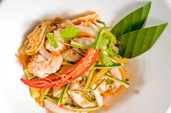 Салат из свежих морепродуктов — стоковое фото